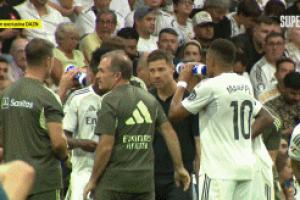 闹脾气！维尼修斯不满被换下喋喋不休，扔下水瓶直接回更衣室